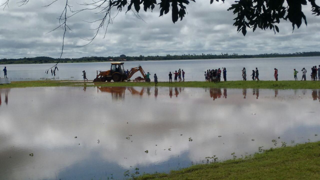 Equipes trabalham desde sábado para evitar rompimento da barragem