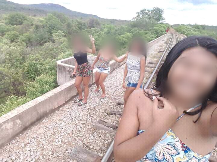Garotas caem de ponte ao tirar fotos