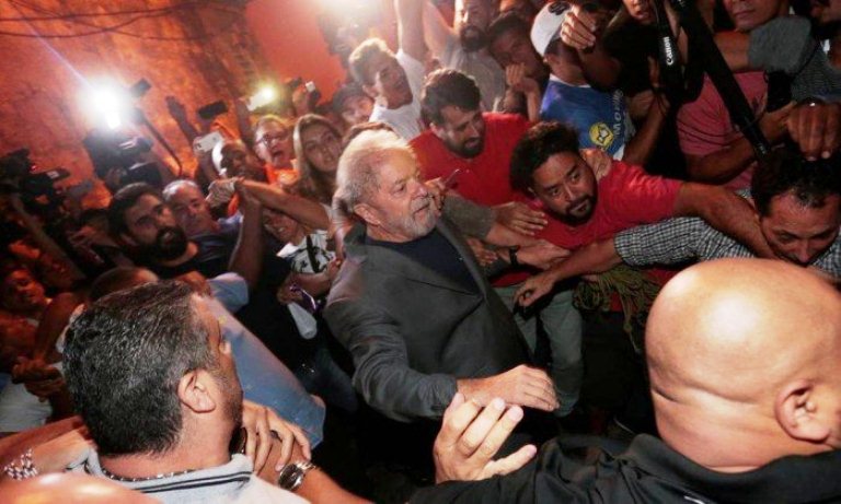 Lula deixa o Sindicato dos Metalúrgicos a pé