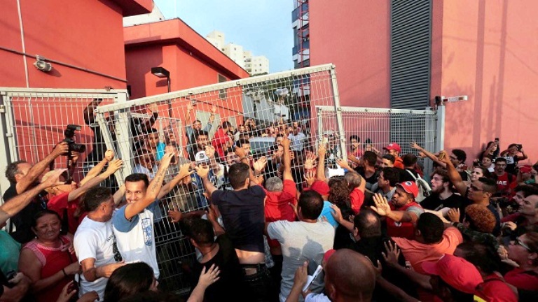 Militantes impedem Lula de sair do sindicato