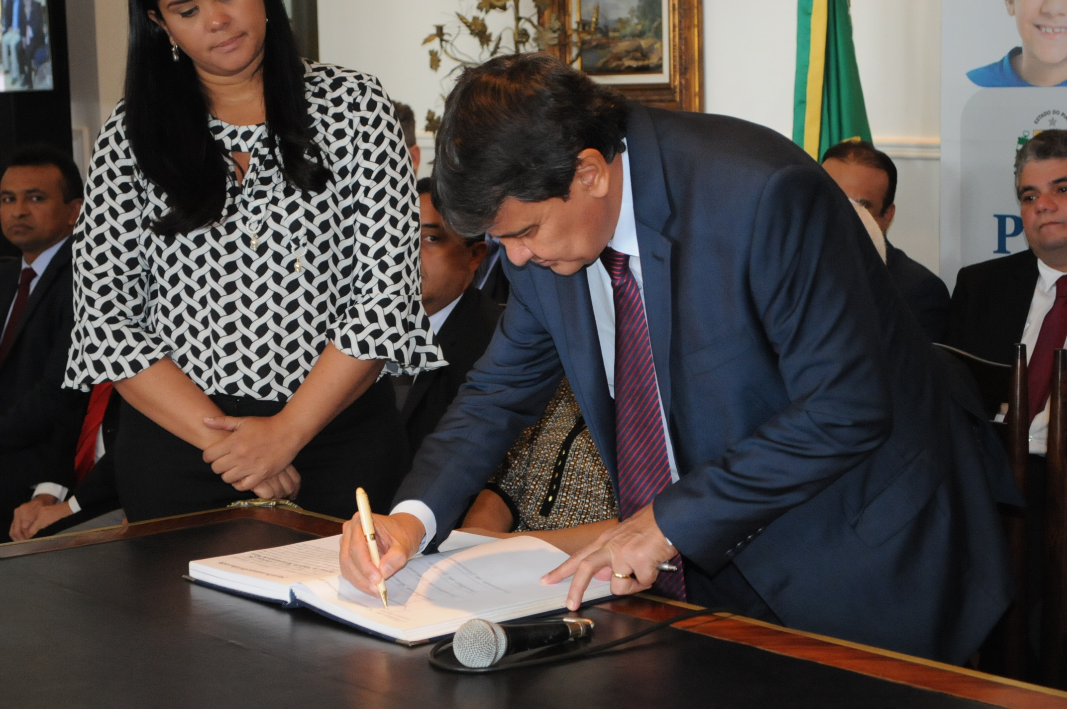 O governador Wellington Dias assina o termo de posse dos novos gestores
