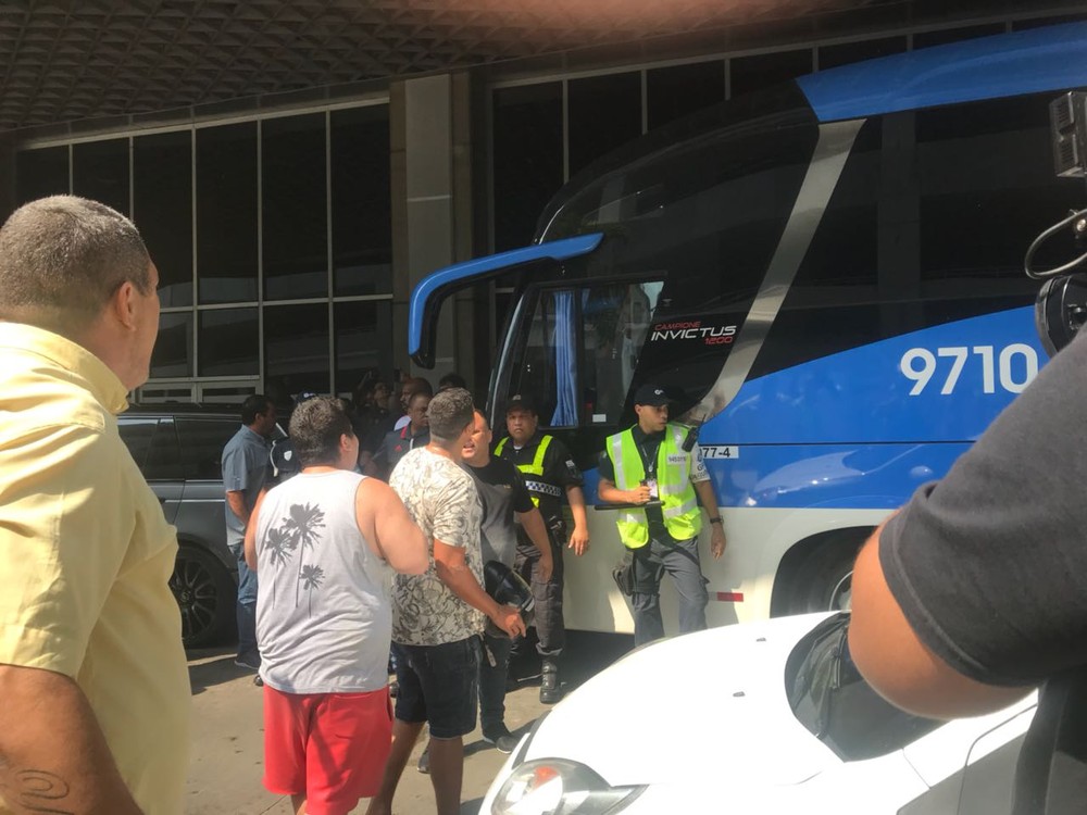 O ônibus do Flamengo cercado de seguranças