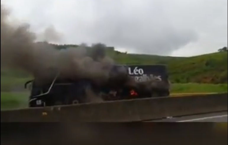 Ônibus do Cantor Léo Magalhães pega fogo