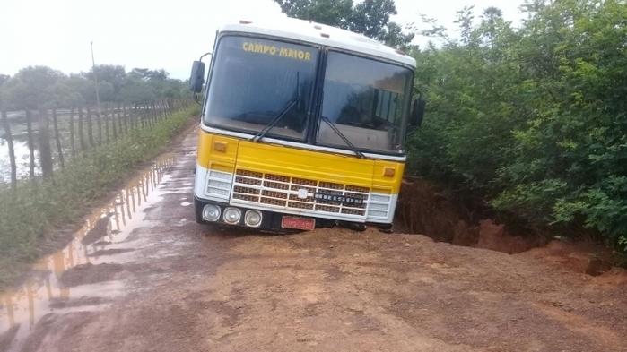 Ônibus escolar cai em cratera no interior do Piauí
