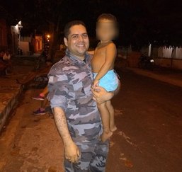 Policial militar André Maia e o menino de três anos