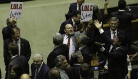 Protestos em plenário contra a prisão de Lula