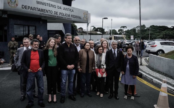Senadores em frente à sede da Superintendência da Polícia Federal em Curitiba (PR)
