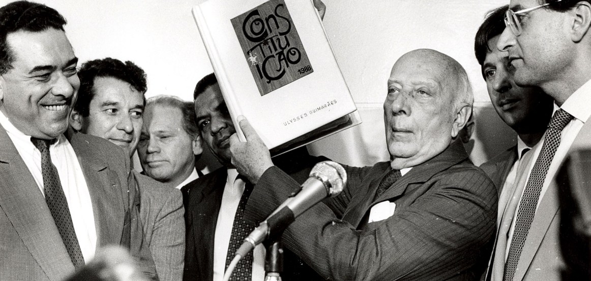 Ulysses Guimarães mostra a Constituição brasileira