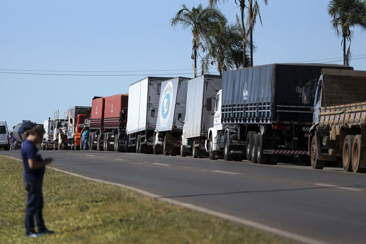 Caminhoneiros fazem protesto contra a alta no preço dos combustíveis na BR-040, próximo a Brasília