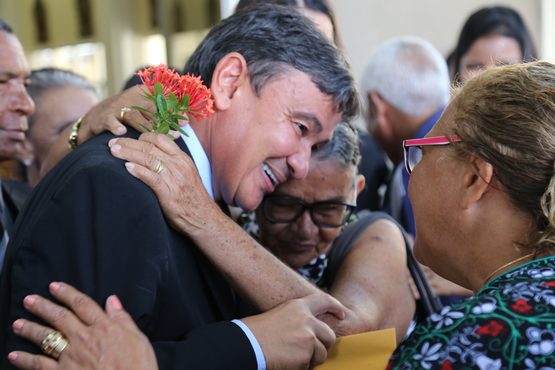 Governador do Piauí, Wellington Dias ganhou abraços de funcionárias do HGV