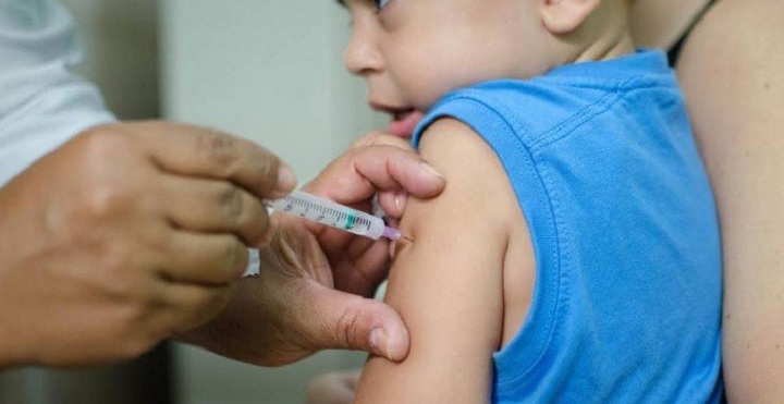 Menino recebe a vacina contra a gripe H1N1