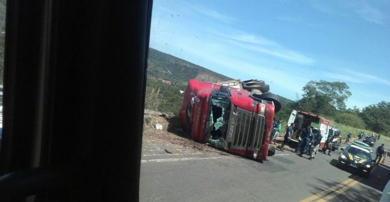 O caminhão tombou na BR-316, em Picos