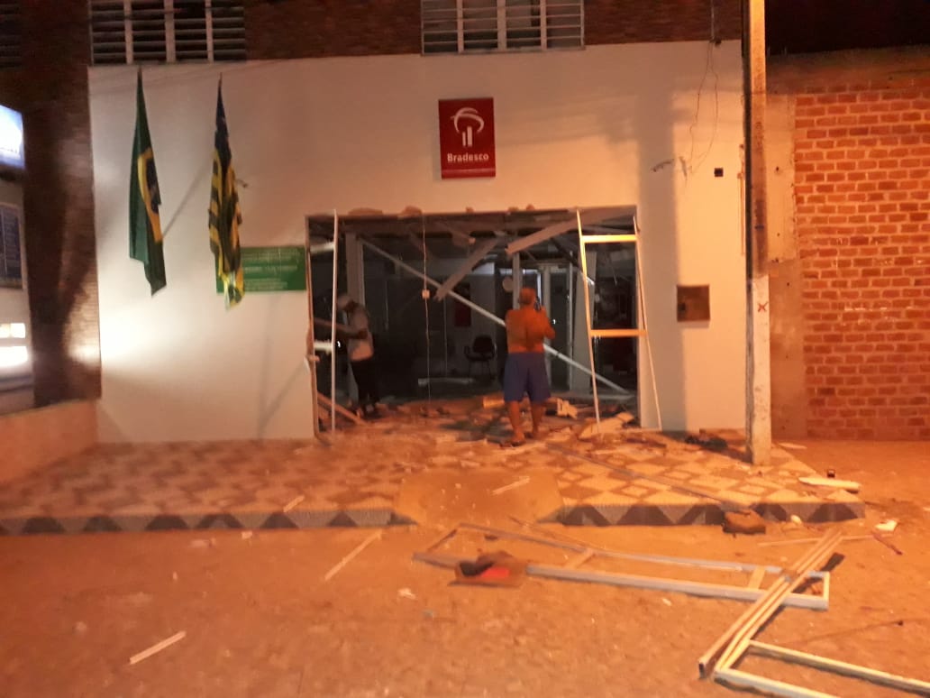Bandidos explodem bancos em Itaueira