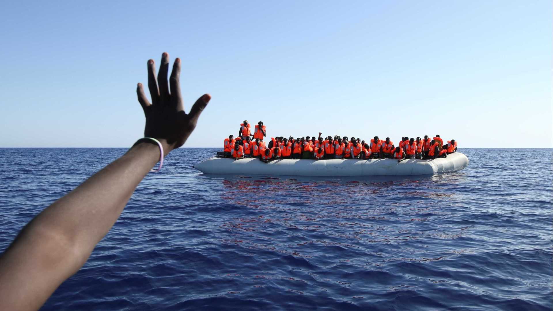 Cerca de mil pessoas estão a deriva em 7 barcos no Mediterrâneo