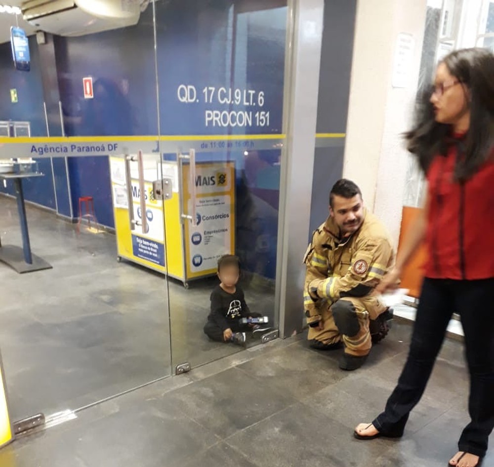 Criança sendo resgatada na agência bancária na noite da última terça (12)