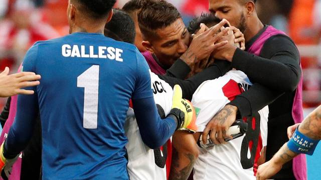 Guerrero consola Cueva após pênalti perdido pelo Peru contra a Dinamarca