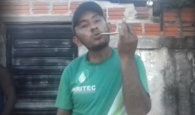 Homem come cobra em Castelo do Piauí