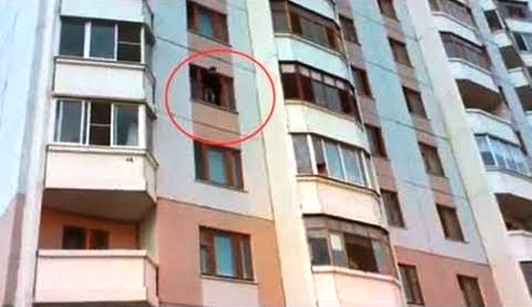 Homem pula de prédio para fugir de incêndio