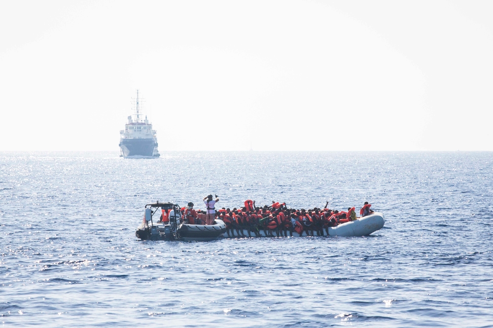 Navio dos EUA resgata 40 imigrantes