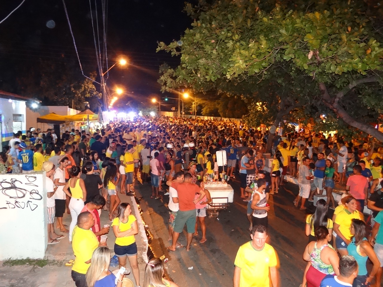 Torcedores se reúnem para acompanhar jogo do Brasil em Teresina