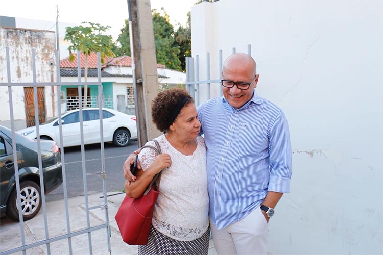 A senadora Regina Sousa abraça o ex-secretário Franzé Silva