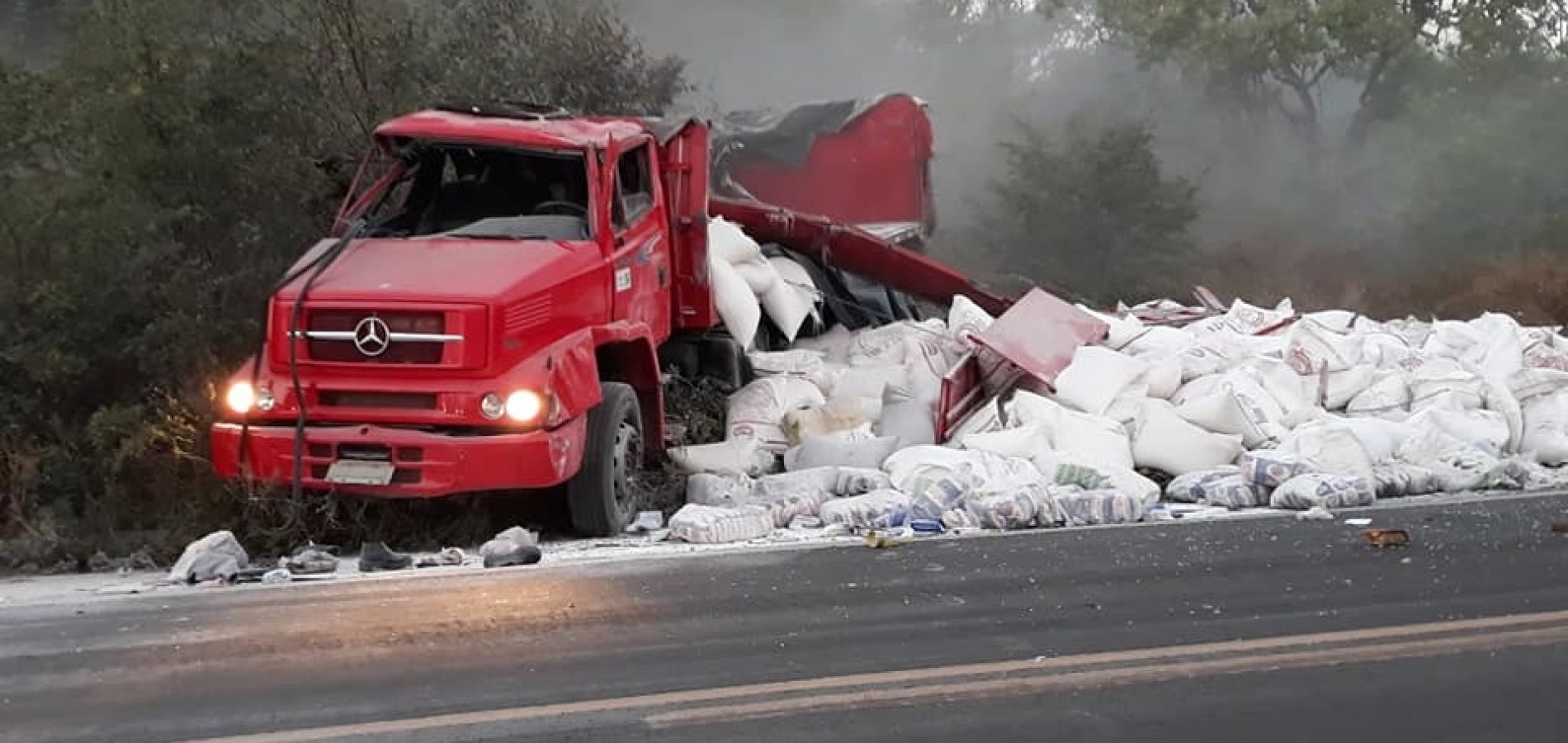 Caminhão carregado de açúcar tomba na BR-343