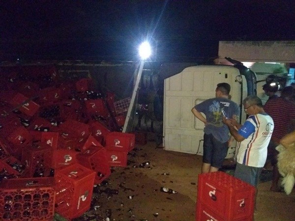 Caminhão carregado de cerveja tomba em Timon