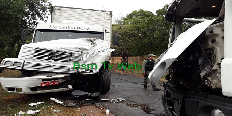 Colisão entre caminhões na região da Santa Maria da Codipi