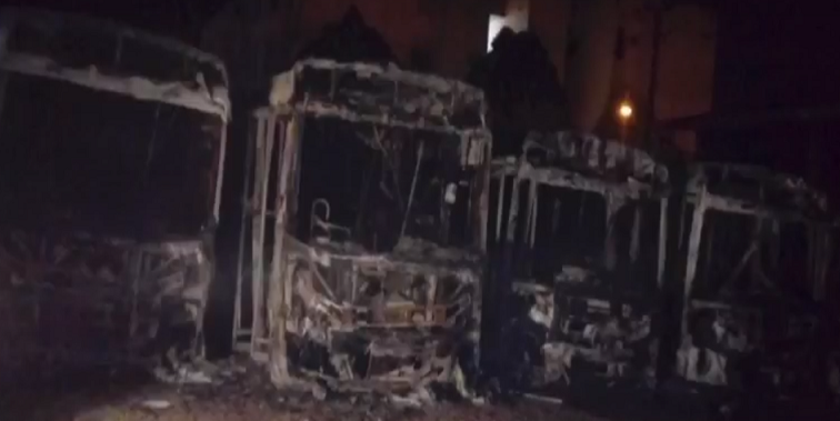 Incêndio destrói seis ônibus da empresa Taguatur