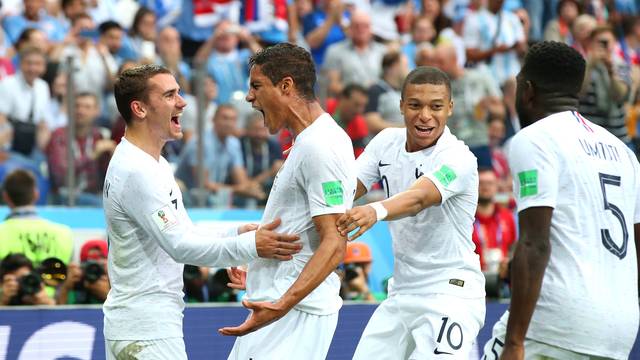 Jogadores da França comemoram gol de Varane contra o Urugua