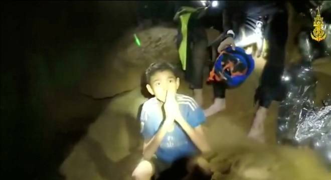 Meninos presos na caverna