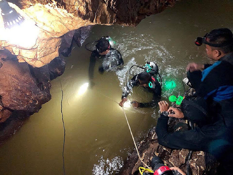 Mergulhadores fazem o resgate dos meninos em caverna da Tailândia