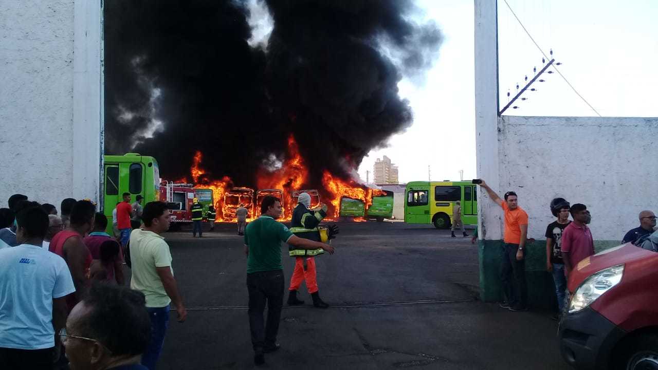 Incêndio destrói ônibus na garagem da Transcol