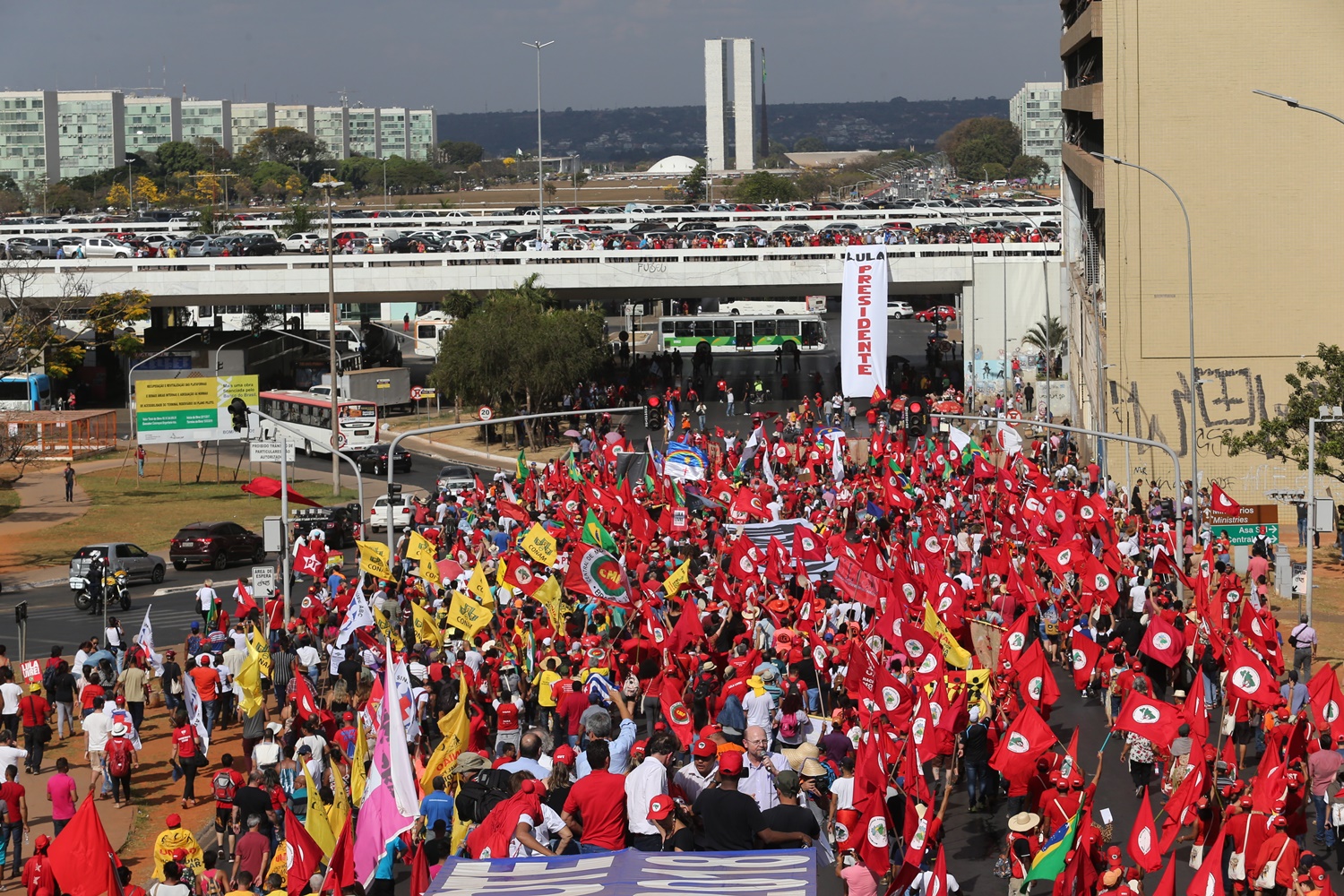 Protesto a favor de Lula bloqueia eixo da Esplanada dos Ministérios