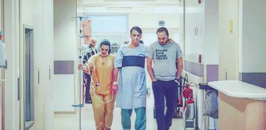 Bolsonaro caminha pelos corredores do hospital
