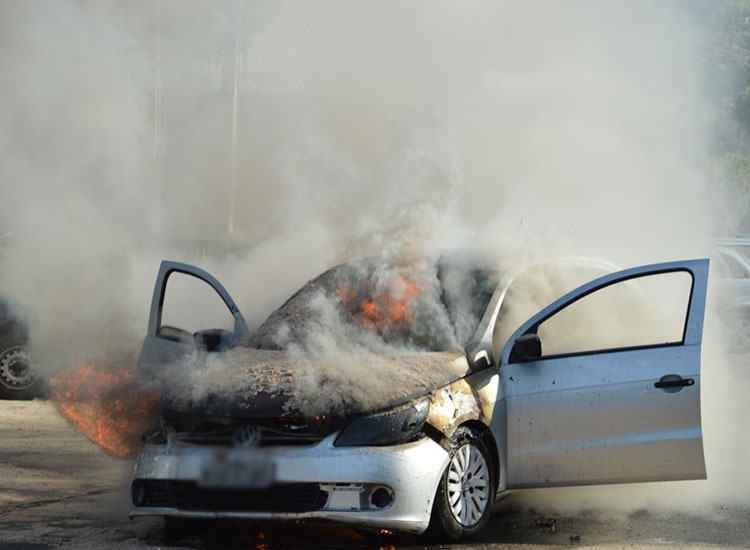 Carro pega fogo no estacionamento da UFPI