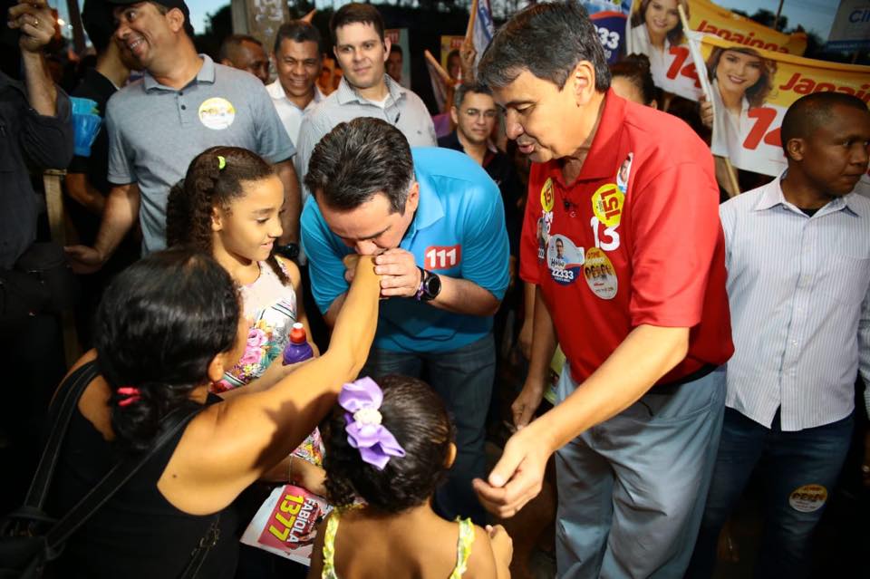 Ciro Nogueira com Wellington Dias fazem corpo-a-corpo com eleitores