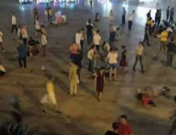 Homem atropelou dezenas de pessoas em uma praça movimentada