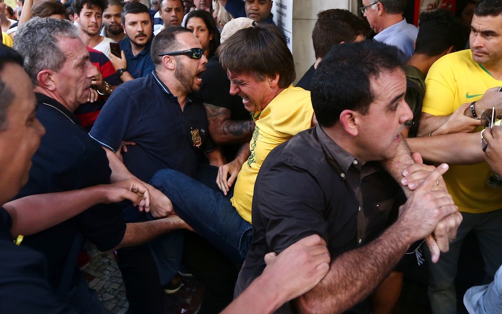 Jair Bolsonaro é carregado por militantes