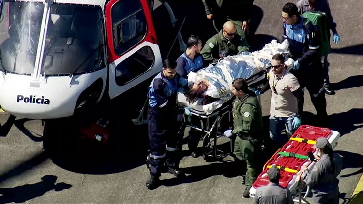 Jair Bolsonaro é levado de ambulância para ser transferido ao hospital Albert Einstein, em São Paulo