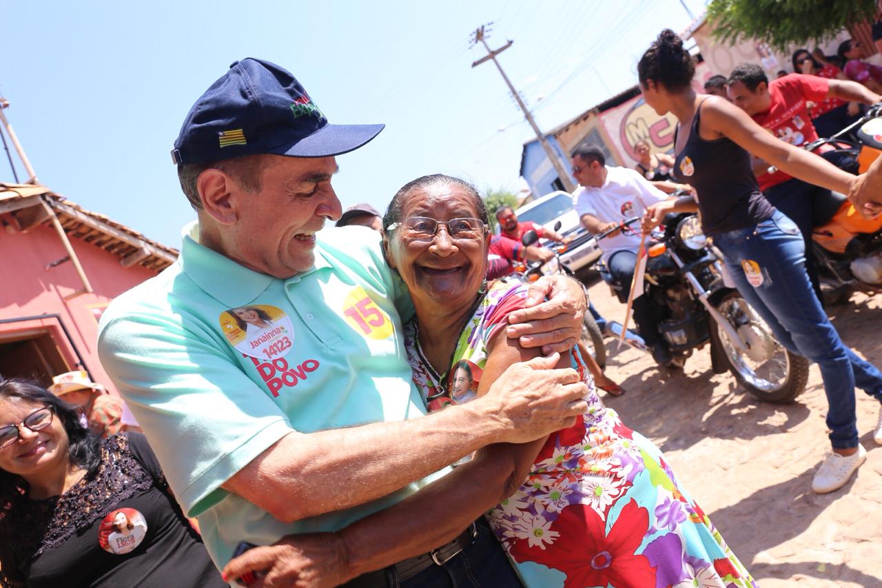 Marcelo Castro abraça eleitora