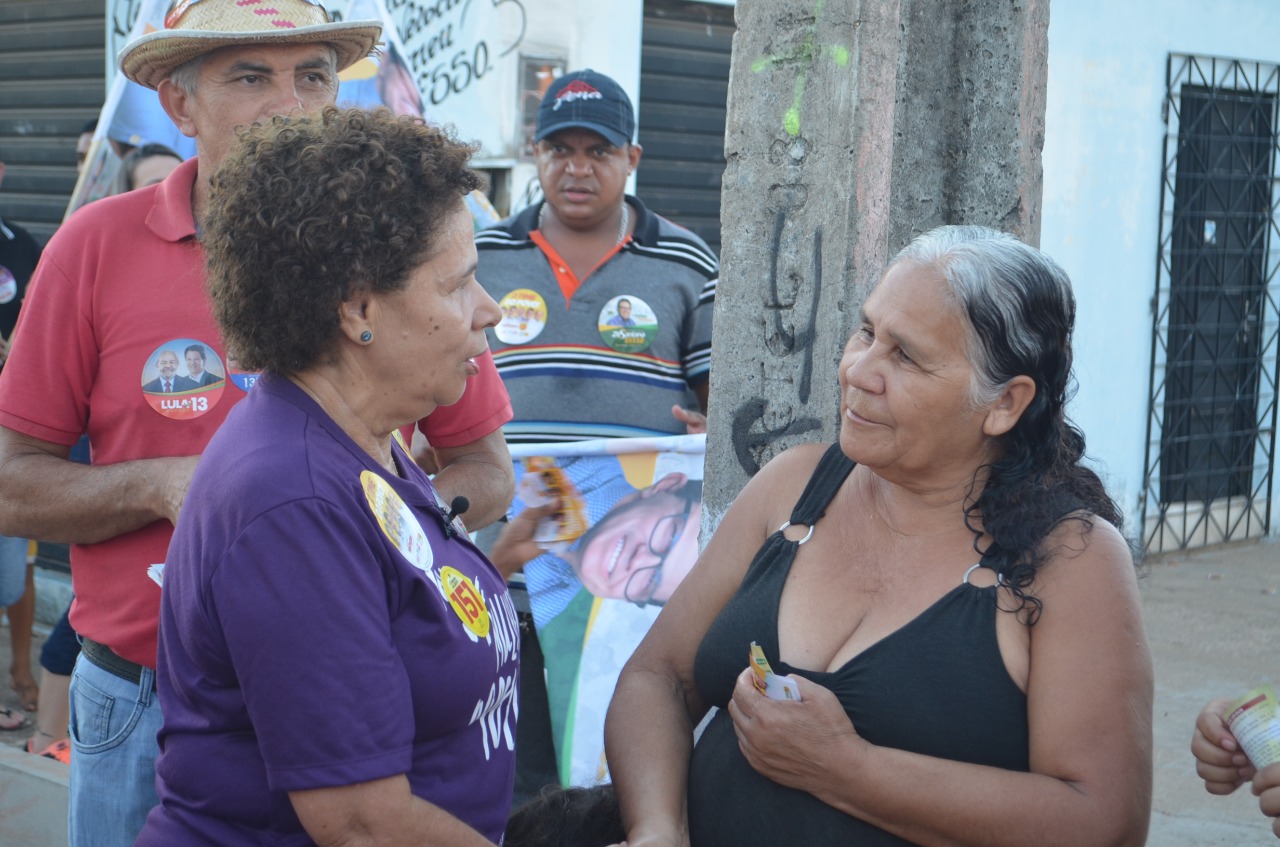 Senadora Regina Sousa conversa com eleitora
