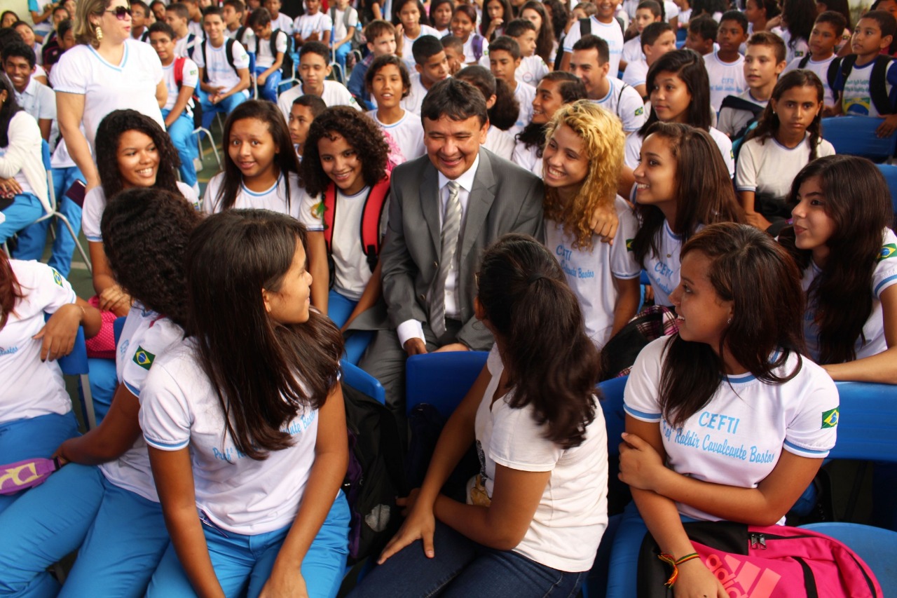Wellington Dias com estudantes