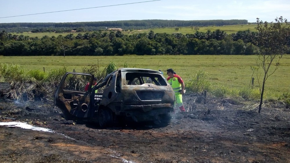 Carro que saiu do Piauí pega fogo em Minas Gerais