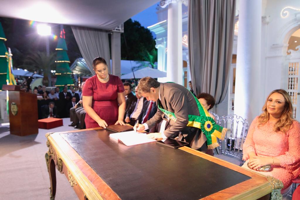 Governador Wellington Dias assina o termo de posse