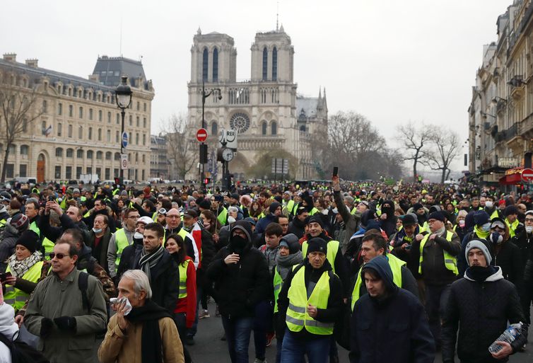 Manifestantes vestindo coletes amarelos ocuparam ruas de Paris