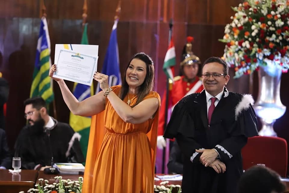 Margarete Coelho exibe orgulhosa o diploma de deputada federal