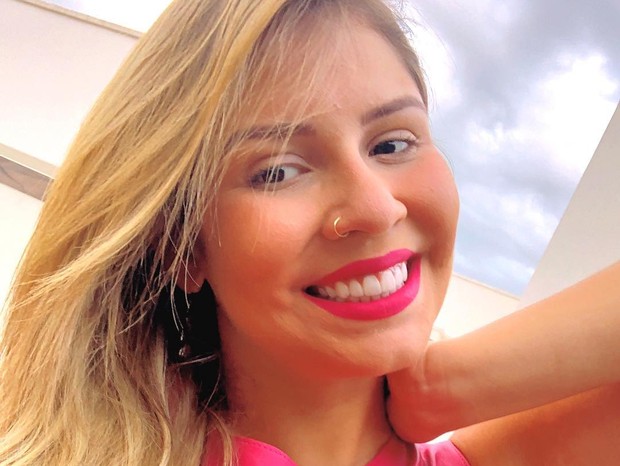 Marília Mendonça: look rosa e com sorrisão largo.