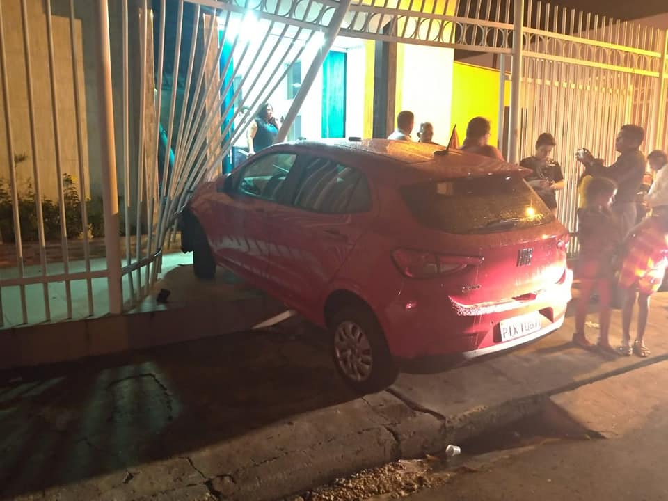 Motorista perde controle da direção e invade igreja na zona Leste