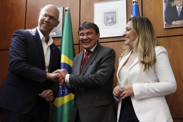 O governador Wellington Dias  em audiência com o embaixador de Israel no Brasil, Yessi Shelley,